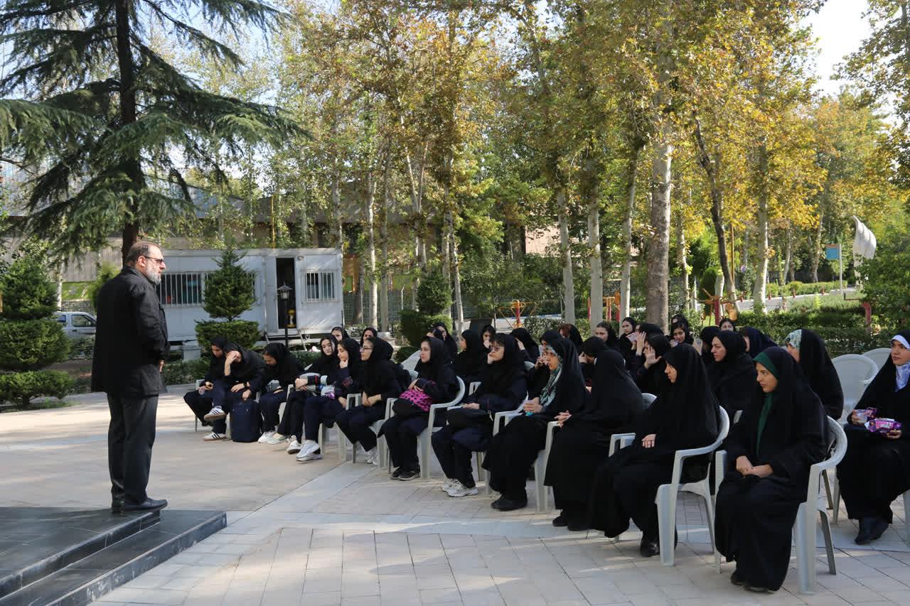 بازدید دانش آموزان منطقه 7 آموزش و پرورش از نمایشگاه دفاع مقدس