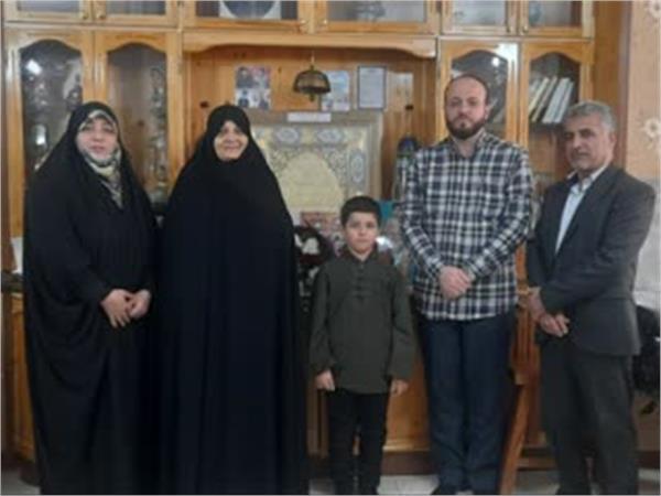 فرمانده مرکز مقاومت بسیج وزارت ارتباطات و فناوری اطلاعات به دیدار خانواده معظم شهیدان طوقانی رفت