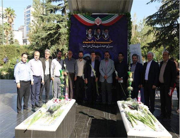 ادای احترام فرمانده مرکز بسیج وزارت ارتباطات به مقام شهدای گمنام در هفته دولت