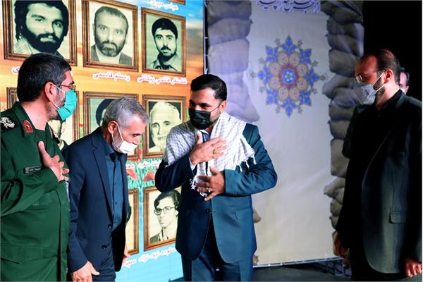 چفیه متبرک به دستان مقام معظم رهبری (مدظله العالی )  با هدف موفقیت به وزیر ارتباطات و فناوری اطلاعات اهدا و به گردن ایشان انداخته شد .